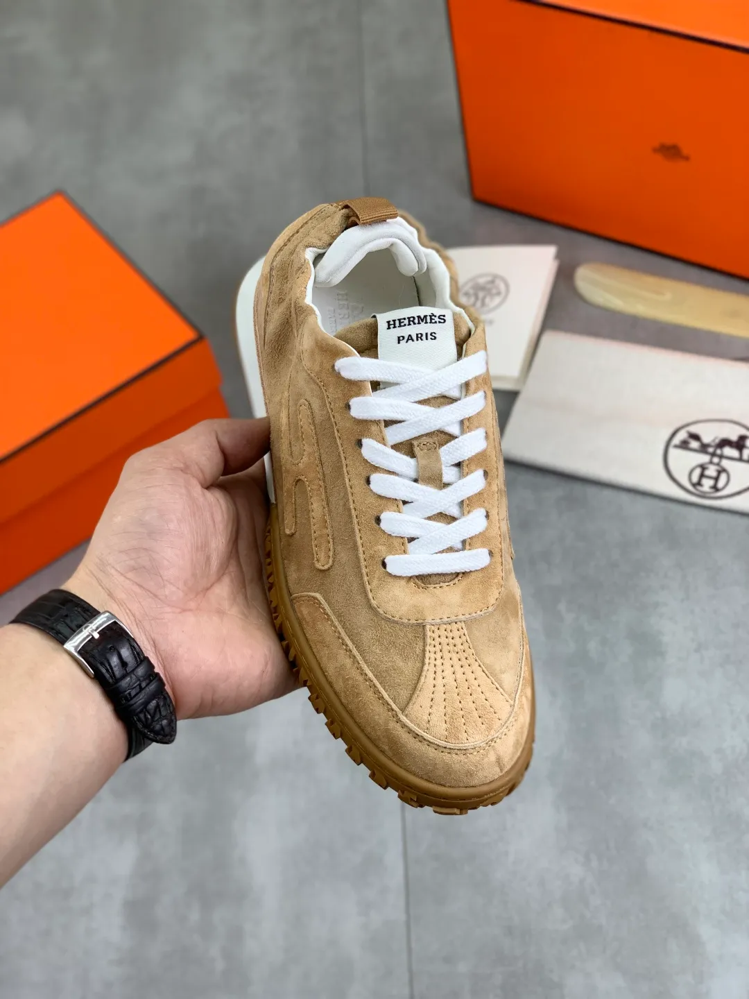 Men's men's shoes 💰P600 New model Top version Original order Hermes Hermès men's Drift Sneaker Summer new casual sports shoes Original purchase, development, production H family men's classic series, technological breathable fabrics with cowhide, casual sports shoes, casual shoes, sports dad shoes combine high-tech breathable materials and cowhide, H family exclusive button decoration on the side. The outsole is full of H italic design and bright colors to show vitality and continue the brand design inspiration. Stroll around the city lightly and feel free and comfortable. Delivered in exquisite packaging 🛍📦 ▪️Fabric: original customized breathable material + first-layer cowhide ▪️Inner: cowhide feet ▪️Outsole: molded and evacuated PU+TPU material ▪️Size: 35-45 Multiple colors available Premium packaging